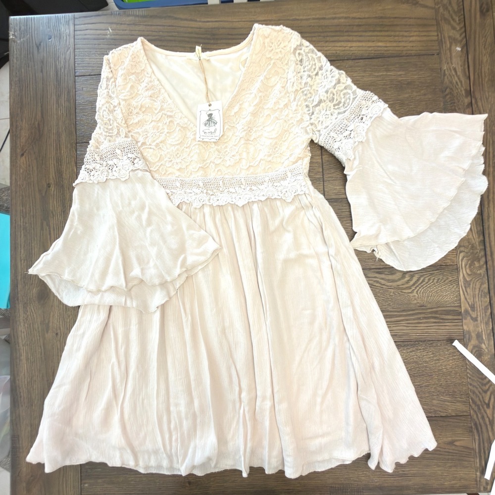 Easel Los Angeles Beige Lace Boho Mini Dress Bell Sleeve V-Neck Western New L